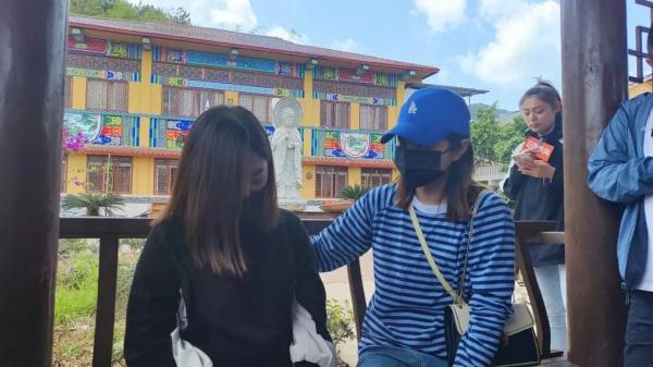 带着二审判决书，她在孩子骨灰存放地失声痛哭……