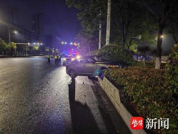 深夜驾车冲上绿岛后逃逸,涉醉驾男子跑了500米跑不动了,结果—— 深夜驾车冲上绿岛后逃逸,涉醉驾男子跑了500米跑不动了,结果——