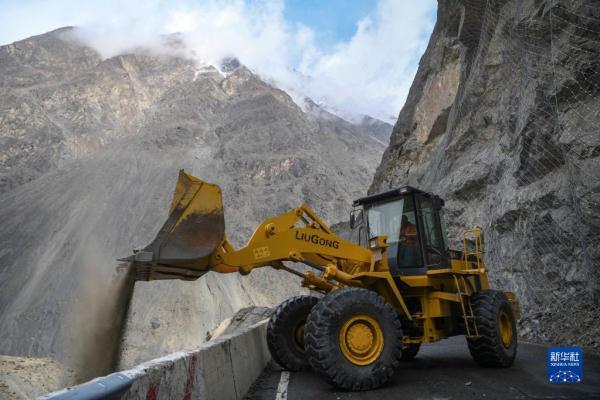 新华全媒+丨守护天山路 新华全媒+丨守护天山路