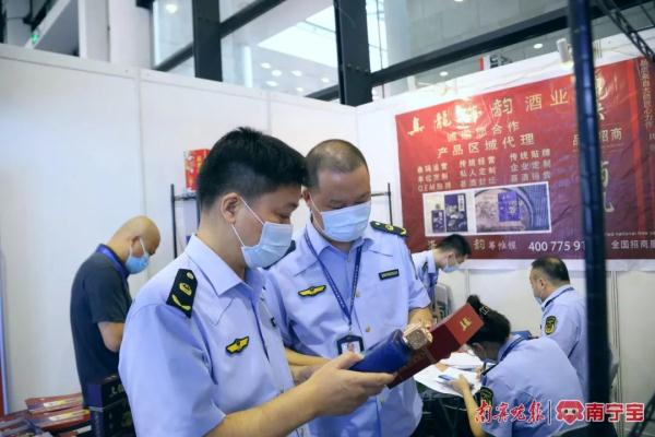 李逵还是李鬼?白酒外观酷似真龙香烟包装,南宁市市场监管局判定→ 李逵还是李鬼?白酒外观酷似真龙香烟包装,南宁市市场监管局判定→