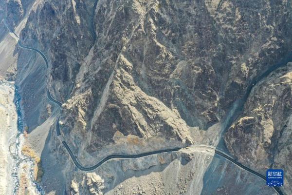 新华全媒+丨守护天山路 新华全媒+丨守护天山路