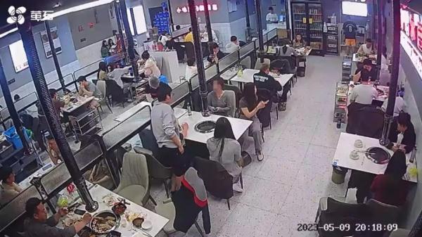 3人烧烤店滋扰邻桌女子，刑拘！