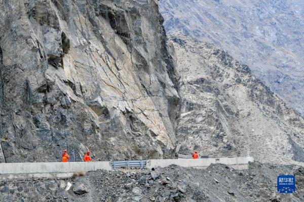 新华全媒+丨守护天山路 新华全媒+丨守护天山路