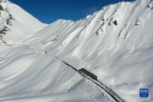 新华全媒+丨守护天山路 新华全媒+丨守护天山路