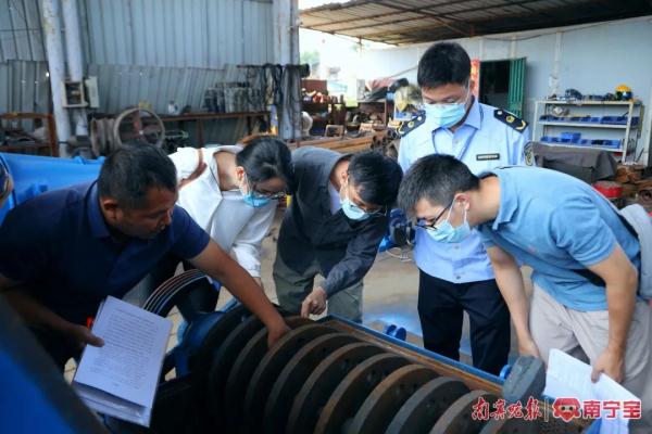 李逵还是李鬼?白酒外观酷似真龙香烟包装,南宁市市场监管局判定→ 李逵还是李鬼?白酒外观酷似真龙香烟包装,南宁市市场监管局判定→