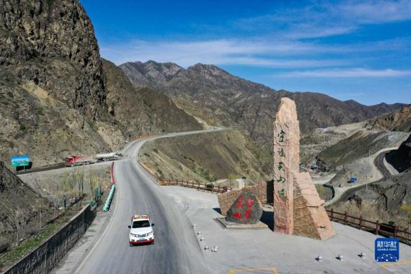 新华全媒+丨守护天山路 新华全媒+丨守护天山路