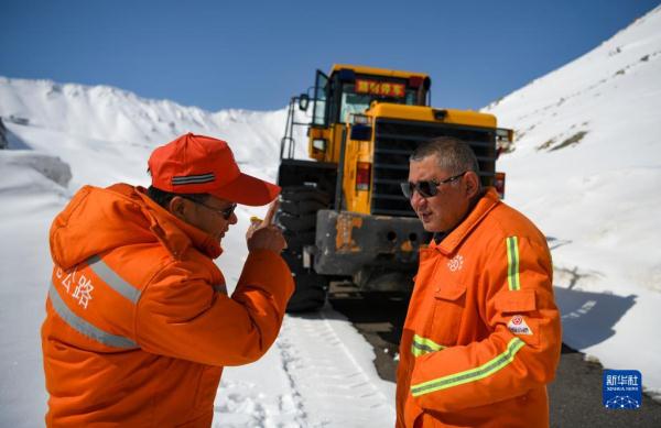 新华全媒+丨守护天山路 新华全媒+丨守护天山路