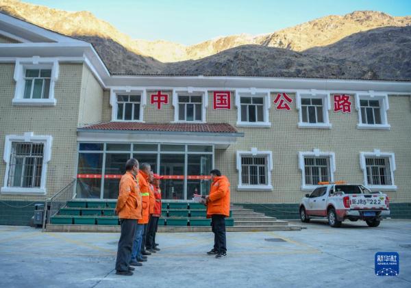 新华全媒+丨守护天山路 新华全媒+丨守护天山路