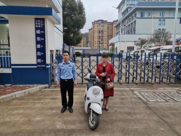 辣眼睛!广西一男子深夜男扮女装作案 辣眼睛!广西一男子深夜男扮女装作案