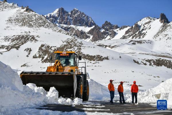 新华全媒+丨守护天山路 新华全媒+丨守护天山路