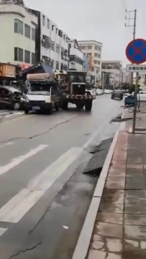 男子开铲车连撞多车和行人,警方通报 男子开铲车连撞多车和行人,警方通报