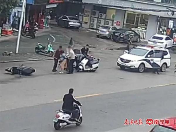 抓捕现场惊心动魄！偷车嫌疑人四处游荡寻猎物，被民警当场抓获