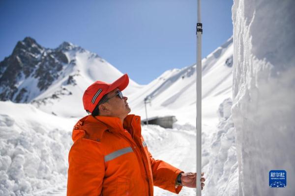 新华全媒+丨守护天山路 新华全媒+丨守护天山路