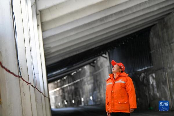 新华全媒+丨守护天山路 新华全媒+丨守护天山路