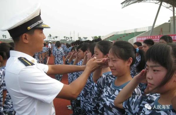 汶川地震中海军救援的8岁男孩，今已成为海军军官