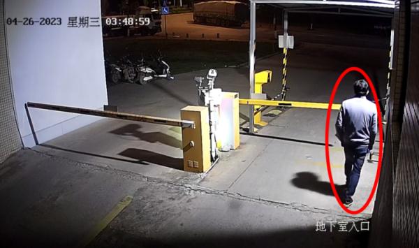 辣眼睛!广西一男子深夜男扮女装作案 辣眼睛!广西一男子深夜男扮女装作案