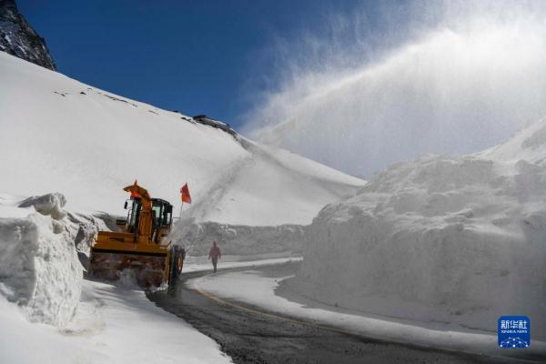 新华全媒+丨守护天山路 新华全媒+丨守护天山路