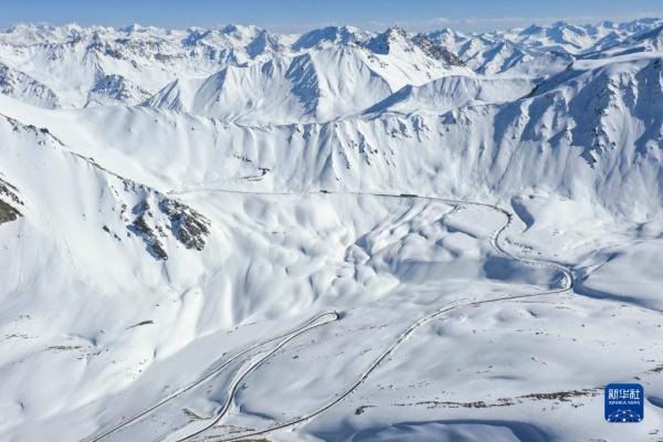 新华全媒+丨守护天山路 新华全媒+丨守护天山路