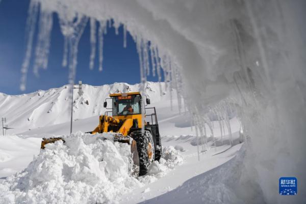 新华全媒+丨守护天山路 新华全媒+丨守护天山路