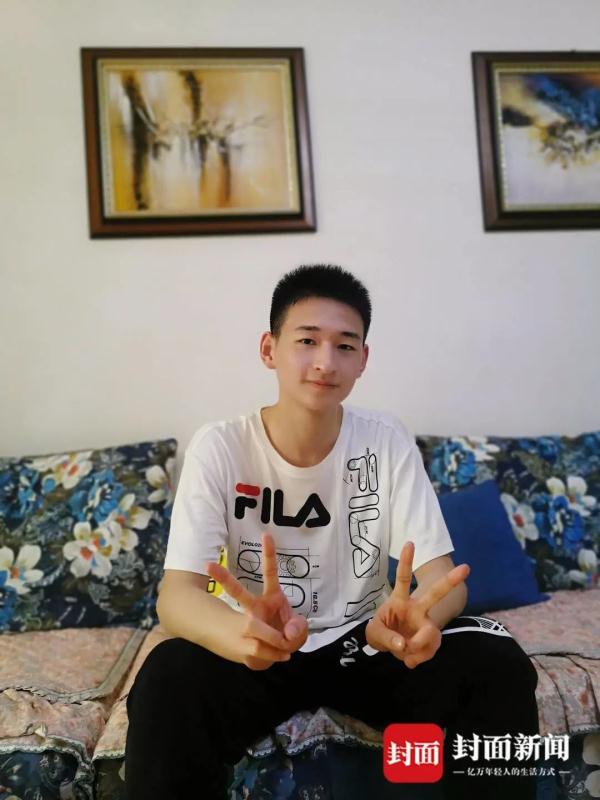 “敬礼娃娃”郎铮:正全力备战高考,目标是中国人民大学 “敬礼娃娃”郎铮:正全力备战高考,目标是中国人民大学