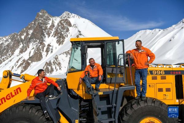 新华全媒+丨守护天山路 新华全媒+丨守护天山路