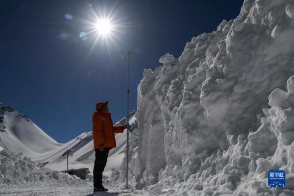 新华全媒+丨守护天山路 新华全媒+丨守护天山路