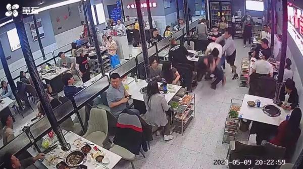 3人烧烤店滋扰邻桌女子，刑拘！