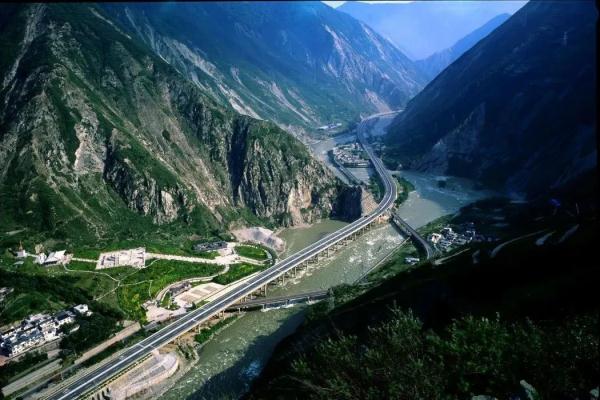 这里，是十五年后的四川