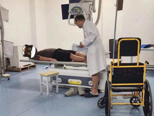 警方凌晨出击，监控记录关键几十秒 →