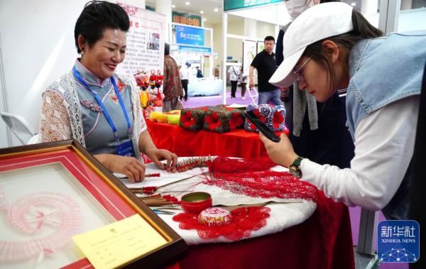 2023山东工艺美术博览会暨“山东手造”精品展在济南举行