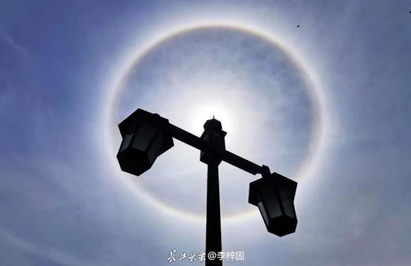谁在天上吹了个泡泡？武汉出现日晕奇观