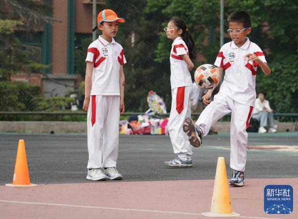 欢乐足球嘉年华 强身健体伴成长 欢乐足球嘉年华 强身健体伴成长