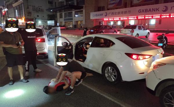 警方凌晨出击，监控记录关键几十秒 →