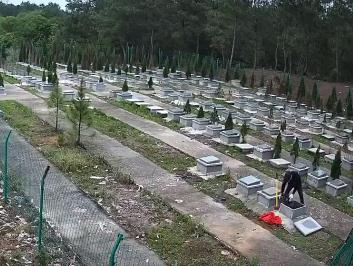 离大谱！男子对过世亲戚怀恨在心，在公墓盗走骨灰扔河里