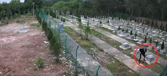 离大谱！男子对过世亲戚怀恨在心，在公墓盗走骨灰扔河里
