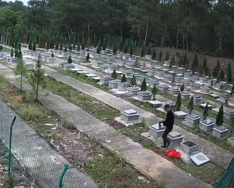 离大谱！男子对过世亲戚怀恨在心，在公墓盗走骨灰扔河里