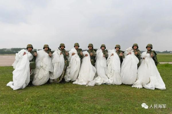 千米高空，海军陆战队女兵伞降训练