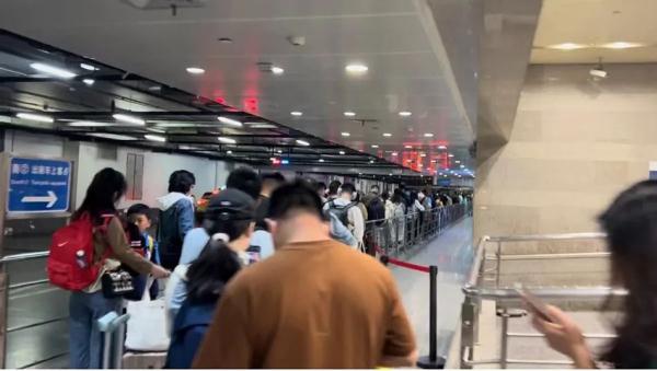车站机场外出租车乱象：漫天要价、拒载挑客