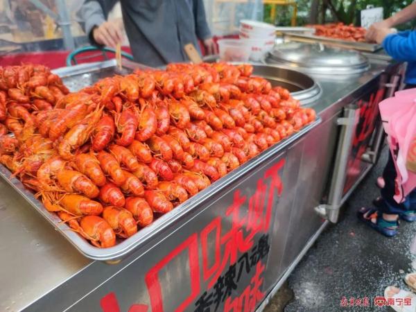南宁本地小龙虾“抢鲜”上市，高峰时有商家每日能卖出100斤