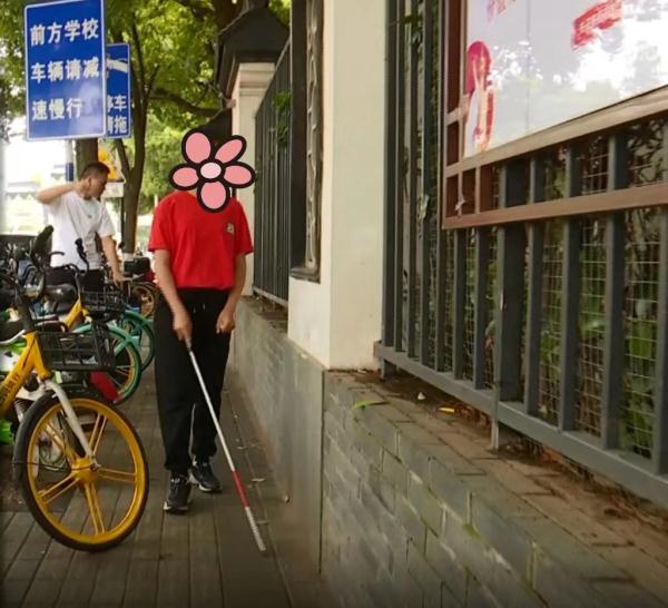 为了他们，请让一让