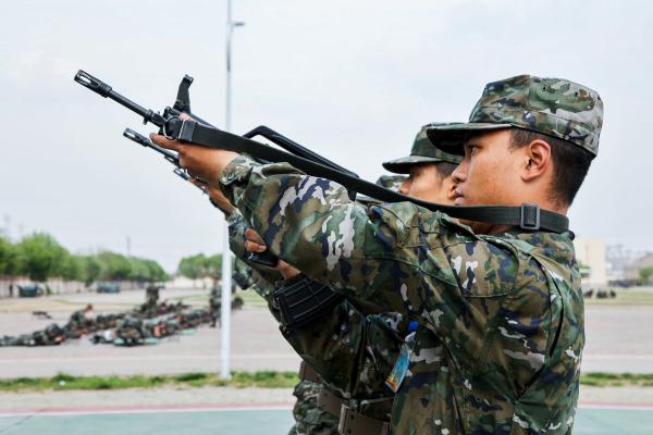 摸枪初体验！武警新兵开展首次操枪训练