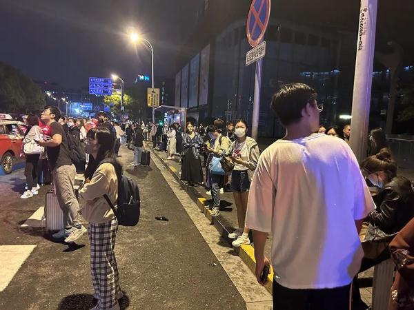 车站机场外出租车乱象：漫天要价、拒载挑客