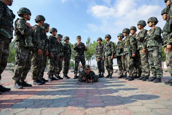 摸枪初体验！武警新兵开展首次操枪训练
