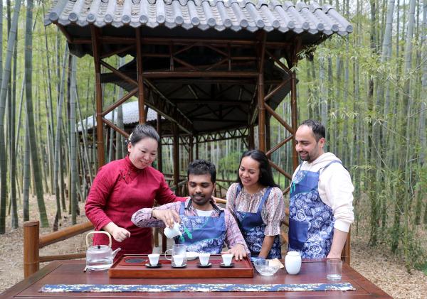 山东青岛：留学生体验中国茶文化