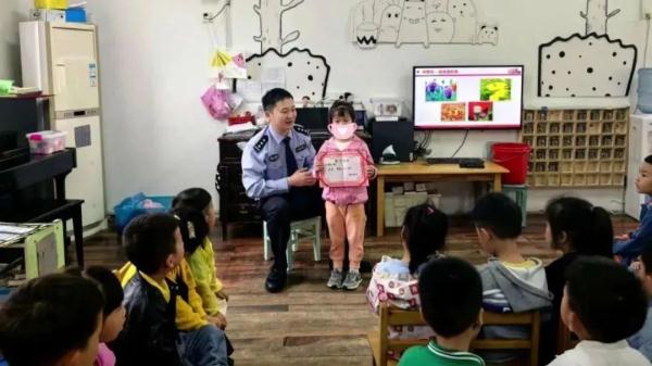 立功了!5岁女孩往草丛里看了一眼,不对劲... 立功了!5岁女孩往草丛里看了一眼,不对劲...