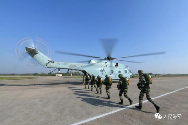 千米高空，海军陆战队女兵伞降训练