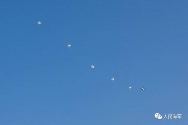 千米高空，海军陆战队女兵伞降训练