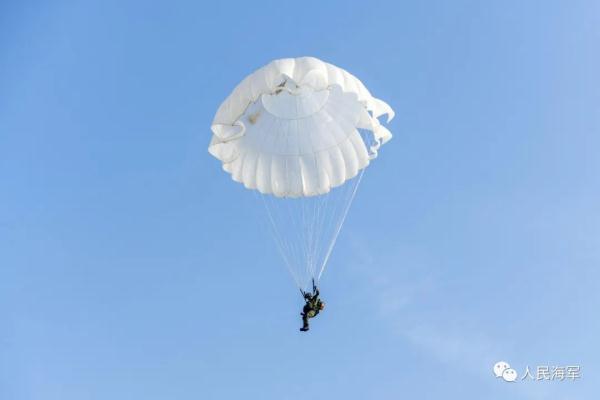 千米高空，海军陆战队女兵伞降训练