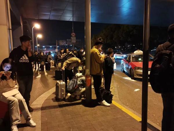 车站机场外出租车乱象：漫天要价、拒载挑客