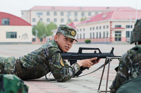 摸枪初体验！武警新兵开展首次操枪训练